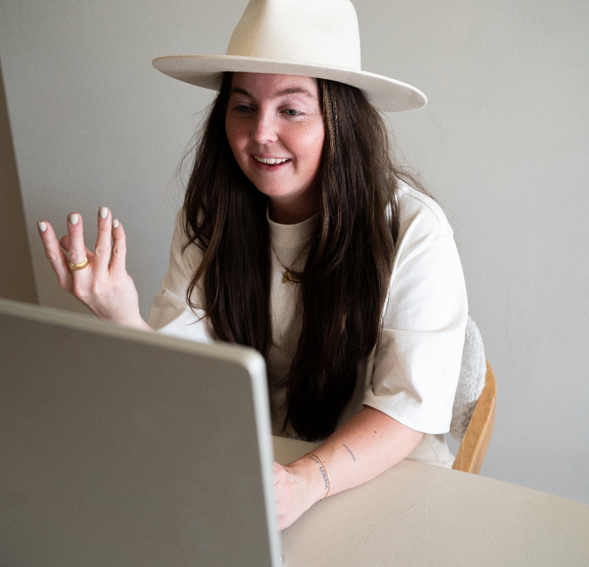 louisa hoed laptop tafel werk
